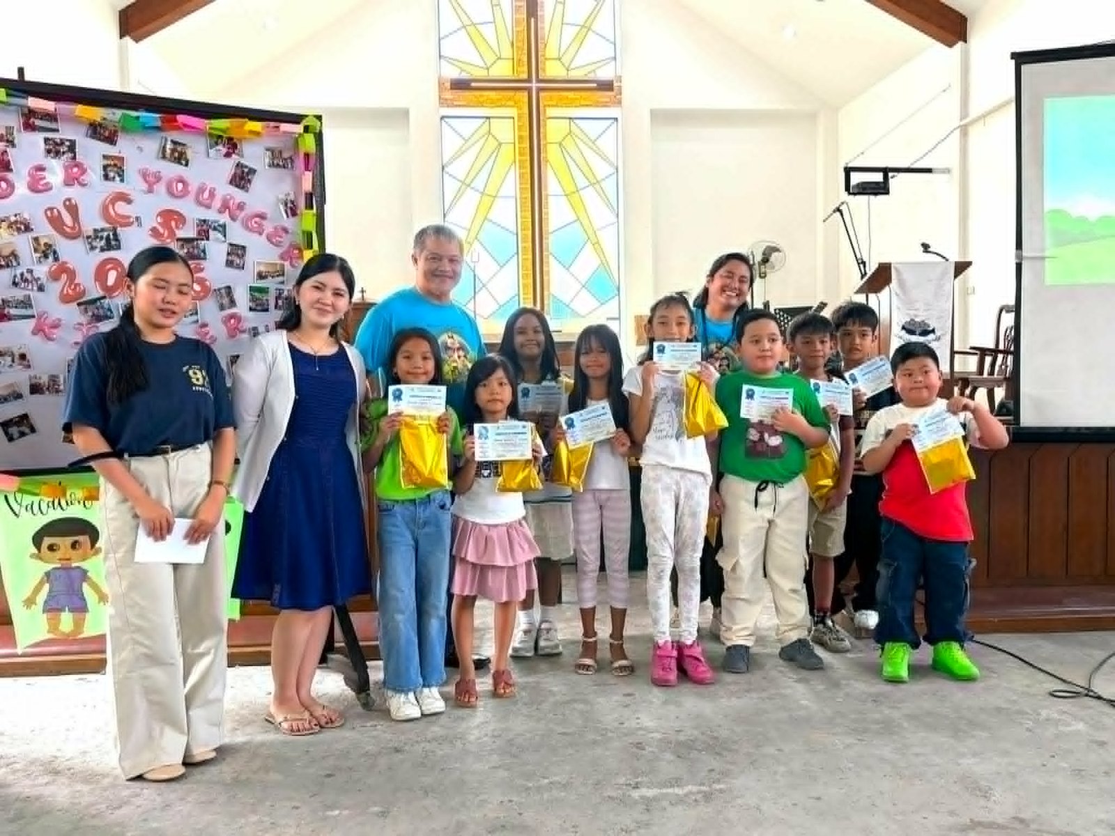 VCS M. Francisco Outreach — children with certificates and gifts
