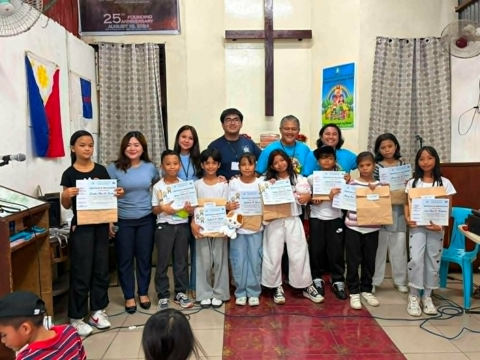 VCS Hugo Perez — group of children receiving gifts and certificates